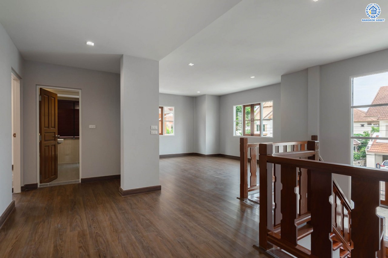 บ้านมือสองตกแต่งใหม่ แบรนด์ Q.House ม.ลัดดารมย์ ปิ่นเกล้า หลังใหญ่ตกแต่งเรียบหรู เนื้อที่ 92.8 ตร.ว. พื้นที่ใช้สอยเยอะถึง 320 ตร.ม. ฟังก์ชันจัดเต็ม 3 ห้องนอน 4 ห้องน้ำ 1 ห้องอเนกประสงค์ 1 ห้องแม่บ้าน จอดรถได้ 4 คัน พร้อม Living Room กว้าง บนทำเลศักยภาพ ใกล้เซ็นทรัลเวสต์เกต, วงเวียนพระราม5, ทางด่วน "กาญจนาภิเษก" และรถไฟฟ้า "สถานีตลาดบางใหญ่"